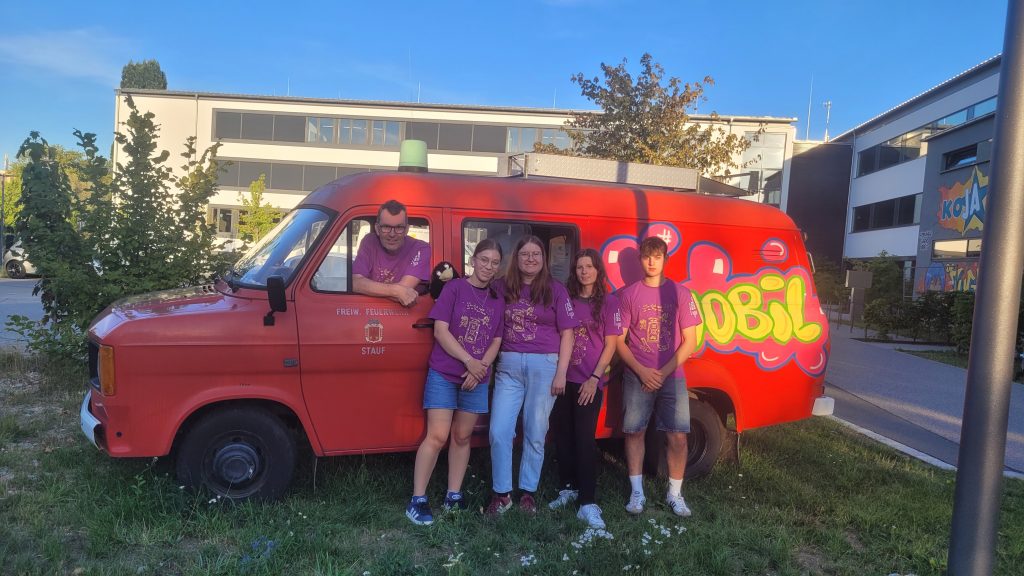 Das feuerrote Spielmobil kommt zu Besuch